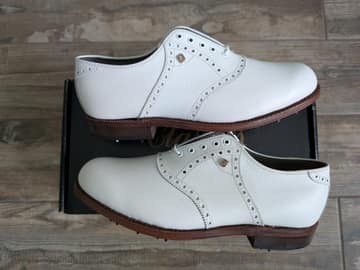 FootJoy style 51789: Saddle golf shoe, shrunken and boarded calf. Pebbled White/Pebbled White saddle